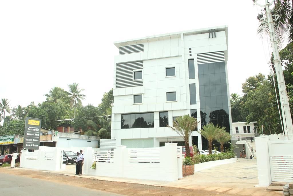 Hotel Hills Park Pathanāmthitta Esterno foto